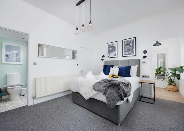 Stunning Central Plymouth Studio Apartment - Sleeps 2 - Habita Property
